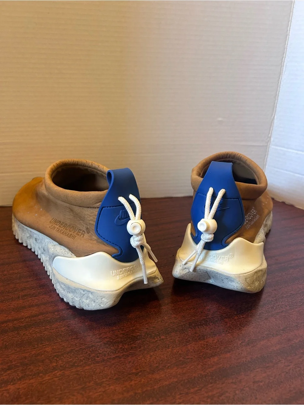 Men’s Nike Moc Flow SP x UNDERCOVER Sneakers in Ale Brown / Team Royal / White